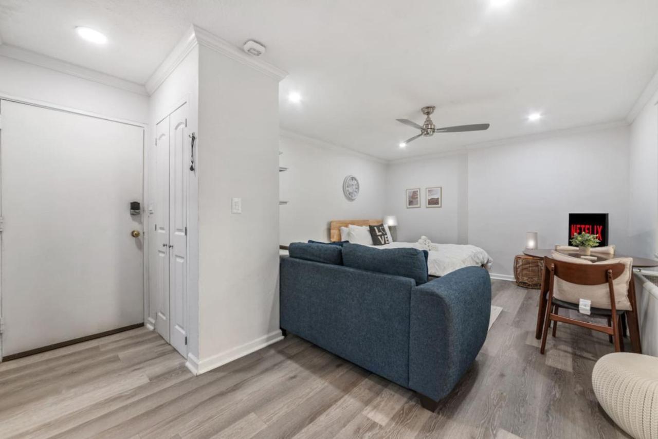 High-quality Downtown Living - Skyline View *